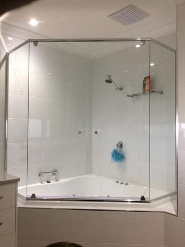 Perimeter-Framed-on-Spa-Bath